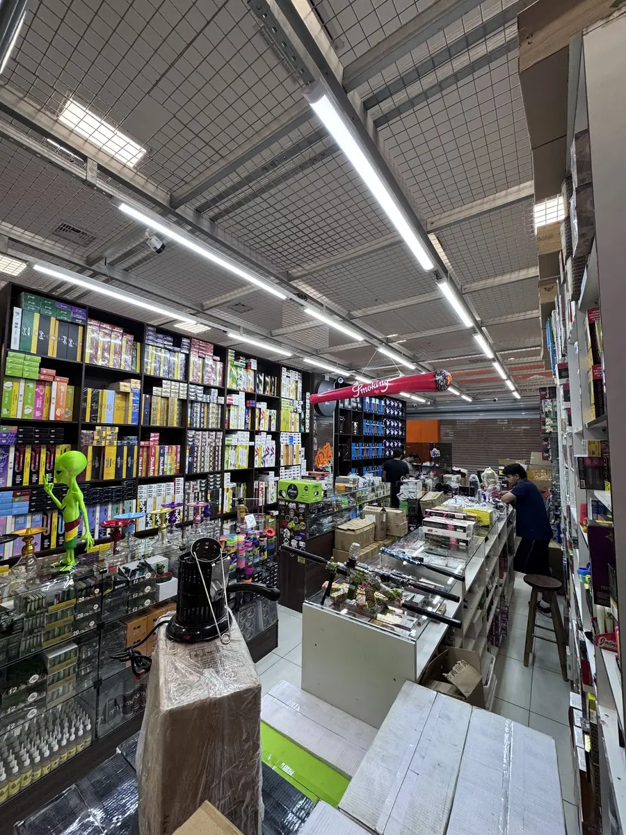 Balcões de vidro e prateleiras