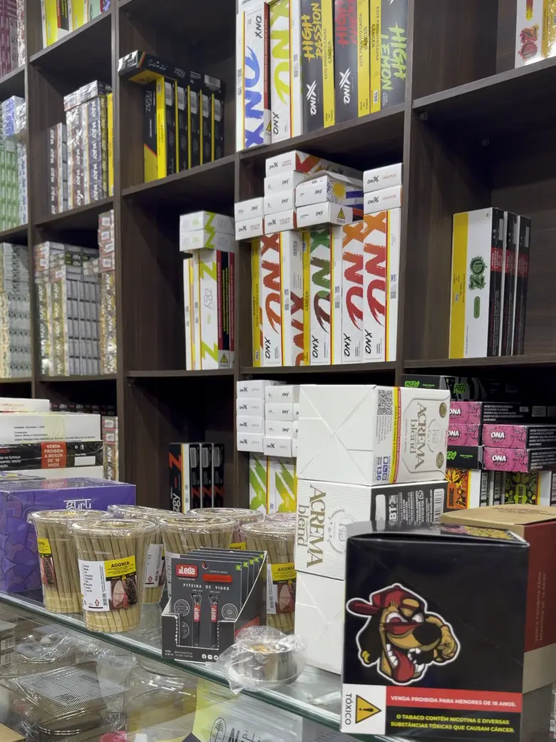 Prateleiras com várias marcas