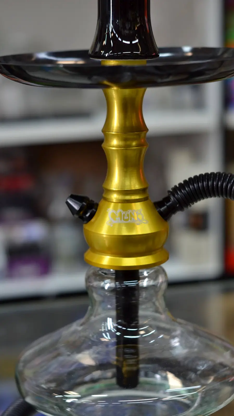 Narguilé preto e dourado em destaque